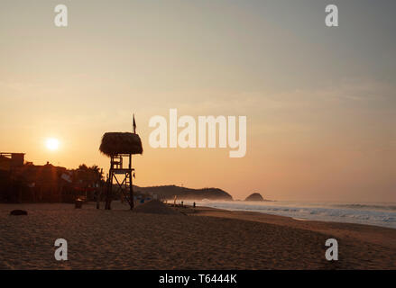 Lifeguard Tower und malerischen Strand bei Sonnenaufgang. Zipolite, Oaxaca, Mexiko. Apr 2019 Stockfoto