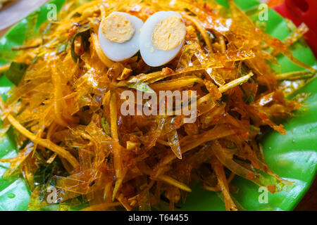 Banh trang Tron - Gemischter Reis papier mit wachtelei Garnelen gebraten Zwiebeln kühl Öl geröstete Erdnuss Kraut asiatische Küche Street Food Vietnamesischen berühmte Straße Stockfoto