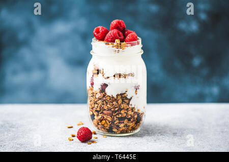 Müsli mit griechischer Joghurt mit Himbeeren im Glas, gesundes Essen, gesunde Ernährung Konzept Stockfoto