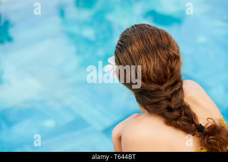 Frau Sommer Tag am Pool genießen. Stockfoto