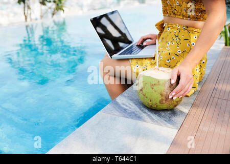 Frau genießen coconut Cocktail bei der Arbeit Stockfoto