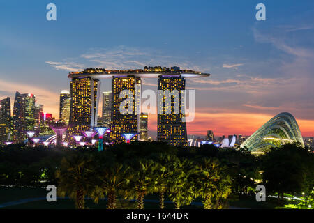 Singapur Skyline Stadtbild auf Marina und den Sonnenuntergang in der Dämmerung. Genommen Foto von Marina Barrage. Stockfoto