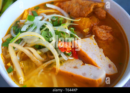 Bun Cha Ca - lecker Gegrilltes Wels Fischen festsitzende Nudeln Da Nang Signature Dish vietnamesische Küche Asiatische Küche mit Rot Grün kühle Kräuter tomate Zwiebel Stockfoto