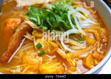 Bun Cha Ca - lecker Gegrilltes Wels Fischen festsitzende Nudeln Da Nang Signature Dish vietnamesische Küche Asiatische Küche mit Rot Grün kühle Kräuter tomate Zwiebel Stockfoto