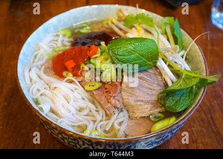 Pho Bo - Lecker Rindfleisch und Huhn Nudeln Suppen asiatische Küche berühmte vietnamesische Küche mit Rinderbrühe Frühlingszwiebel hoisin Sauce Sojasauce chilly Kraut Stockfoto