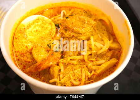 Bun Cha Ca - lecker Gegrilltes Wels Fischen festsitzende Nudeln Da Nang Signature Dish vietnamesische Küche Asiatische Küche mit Rot Grün kühle Kräuter tomate Zwiebel Stockfoto