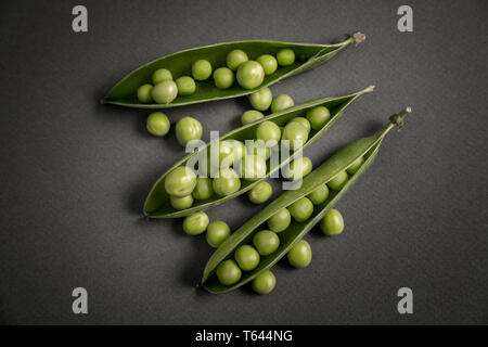 Öffnen pea Pod mit grünen Bohnen. Auf einem dunklen Hintergrund Stockfoto