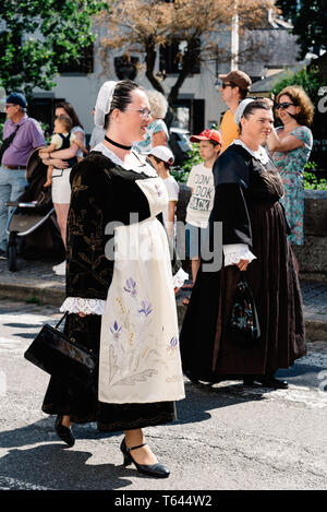 Pont-Aven, Frankreich - August 5, 2018: Festival der Stechginster Blumen, einem traditionellen Umzug mit keltischen Kreise und bagadou, Tanz und Musik aus Stockfoto