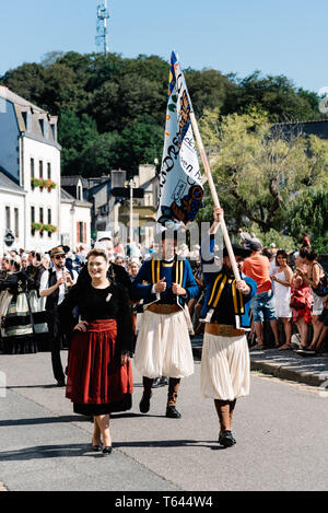 Pont-Aven, Frankreich - August 5, 2018: Festival der Stechginster Blumen, einem traditionellen Umzug mit keltischen Kreise und bagadou, Tanz und Musik aus Stockfoto