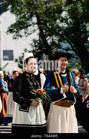 Pont-Aven, Frankreich - August 5, 2018: Festival der Stechginster Blumen, einem traditionellen Umzug mit keltischen Kreise und bagadou, Tanz und Musik aus Stockfoto