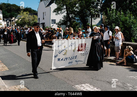 Pont-Aven, Frankreich - August 5, 2018: Festival der Stechginster Blumen, einem traditionellen Umzug mit keltischen Kreise und bagadou, Tanz und Musik aus Stockfoto