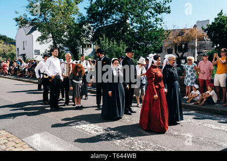 Pont-Aven, Frankreich - August 5, 2018: Festival der Stechginster Blumen, einem traditionellen Umzug mit keltischen Kreise und bagadou, Tanz und Musik aus Stockfoto