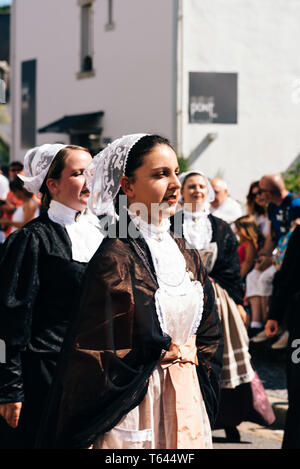 Pont-Aven, Frankreich - August 5, 2018: Festival der Stechginster Blumen, einem traditionellen Umzug mit keltischen Kreise und bagadou, Tanz und Musik aus Stockfoto