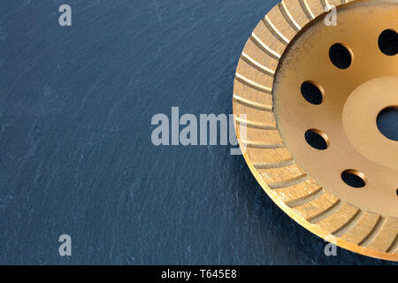 Teil der Diamant Schleifscheibe vor grauem Granit Hintergrund close-up. Stockfoto