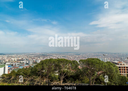 Blick auf den asiatischen Teil von Istanbul und das Flugzeug Stockfoto