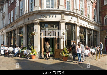 Im Osterfrühling St Helens Square York North Yorkshire England Großbritannien Großbritannien Großbritannien Großbritannien Großbritannien saßen Sitzende vor dem Restaurant Ivy Stockfoto