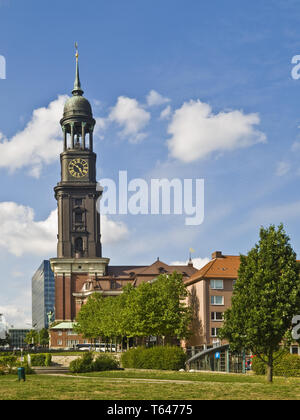 Die berühmte Kirche Sankt Michaelis namens Michel in Hamburg, Deutschland Stockfoto