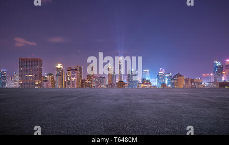 Bangkok urban skyline Skyline Nacht Szene mit leeren Asphaltboden auf der Vorderseite Stockfoto