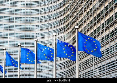 Flaggen der Europäischen Union in den Wind vor dem Berlaymont-Gebäude, dem Sitz der Europäischen Kommission in Brüssel, Belgien. Stockfoto