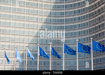 Eine Reihe von europäischen Fahnen in den Wind vor dem Berlaymont-Gebäude, dem Sitz der Europäischen Kommission in Brüssel, Belgien. Stockfoto