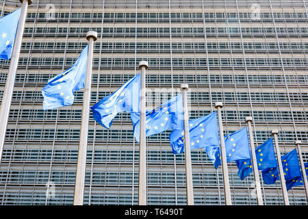 Flaggen der Europäischen Union in den Wind vor dem Berlaymont-Gebäude, dem Sitz der Europäischen Kommission in Brüssel, Belgien. Stockfoto