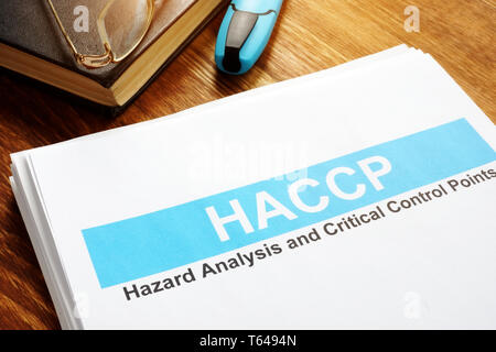 HACCP Hazard Analysis and Critical Control Points Bericht über den Tisch. Stockfoto