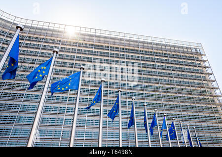 Eine Reihe von europäischen Fahnen in den Wind vor dem Berlaymont-Gebäude, dem Sitz der Europäischen Kommission in Brüssel, Belgien. Stockfoto