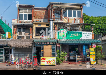 Eine typische shop Front in Negombo. Am besten für seine langen Sandstrände und Fischerei Industrie bekannt, Negombo ist einer der größten kommerziellen Hubs auf den Westen c Stockfoto