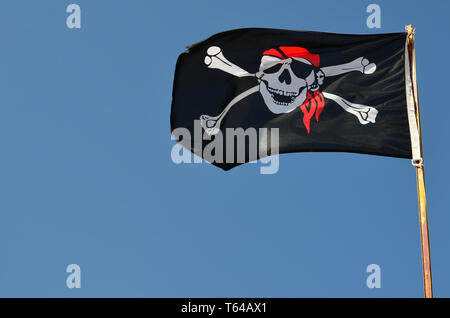 Piraten-Flagge Im Blauer Himmel-Hintergrund Stockfoto - Bild von piraten,  ängstlich: 94418970