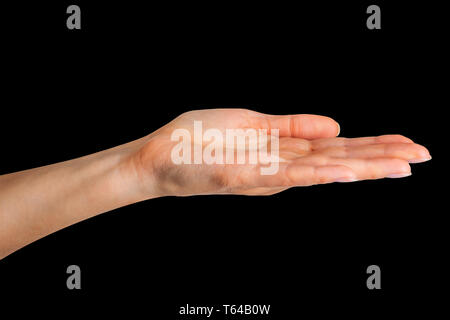 Frau, offene Hand nehmen oder etwas auf schwarzem Hintergrund angezeigt. Mit Freistellungspfad isoliert. Stockfoto