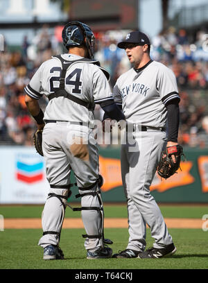 April 28, 2019: New York Yankees Entlastung Krug Joe Harvey (74) und Catcher Gary Sanchez (24) Shake auf einen 11-5 Sieg über die Riesen, die während einer MLB Spiel zwischen den New York Yankees und die San Francisco Giants bei Oracle Park in San Francisco, Kalifornien. Die Yankess fegten die Giants im 3 Spiel der Serie. Valerie Shoaps/CSM Stockfoto