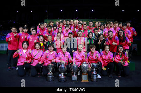 Budapest. 28 Apr, 2019. Chinesische Tischtennis Mannschaft posieren für ein Gruppenfoto nach 2019 ITTF World Tischtennis-WM in Budapest, Ungarn am 28. April 2019. Credit: Han Yan/Xinhua/Alamy leben Nachrichten Stockfoto