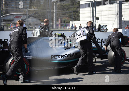 Baku, Aserbaidschan. 28 Apr, 2019. Mercedes Fahrer Valttery Bottas von Finnland konkurriert während des Formel 1 Grand Prix 2019 Aserbaidschan in Baku Stadtkurs in Baku, Aserbaidschan, am 28. April 2019. Credit: Tofiq Babayev/Xinhua/Alamy leben Nachrichten Stockfoto