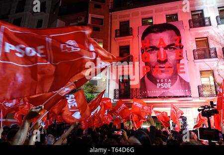 Madrid, Spanien. 28 Apr, 2019. Die Anhänger der Sozialistischen Partei Spaniens (PSOE) feiern Sieg am Hauptsitz in Madrid, Spanien, am 28. April 2019. Die spanische Sozialistische Partei von Premierminister Pedro Sanchez led in der spanischen Wahlen am Sonntag, als 95,6 Prozent der Stimmen gezählt wurden, werden aber an den Pakt mit anderen Parteien benötigen, um eine Regierung zu bilden. Quelle: Guo Qiuda/Xinhua/Alamy leben Nachrichten Stockfoto