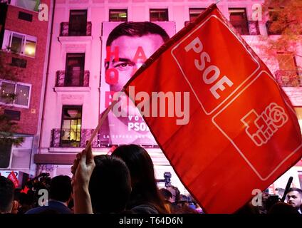 Madrid, Spanien. 28 Apr, 2019. Die Anhänger der Sozialistischen Partei Spaniens (PSOE) feiern Sieg am Hauptsitz in Madrid, Spanien, am 28. April 2019. Die spanische Sozialistische Partei von Premierminister Pedro Sanchez led in der spanischen Wahlen am Sonntag, als 95,6 Prozent der Stimmen gezählt wurden, werden aber an den Pakt mit anderen Parteien benötigen, um eine Regierung zu bilden. Quelle: Guo Qiuda/Xinhua/Alamy leben Nachrichten Stockfoto