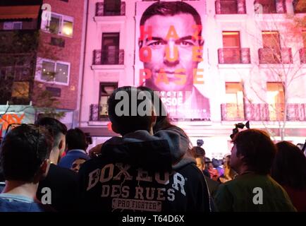 Madrid, Spanien. 28 Apr, 2019. Die Anhänger der Sozialistischen Partei Spaniens (PSOE) feiern Sieg am Hauptsitz in Madrid, Spanien, am 28. April 2019. Die spanische Sozialistische Partei von Premierminister Pedro Sanchez led in der spanischen Wahlen am Sonntag, als 95,6 Prozent der Stimmen gezählt wurden, werden aber an den Pakt mit anderen Parteien benötigen, um eine Regierung zu bilden. Quelle: Guo Qiuda/Xinhua/Alamy leben Nachrichten Stockfoto