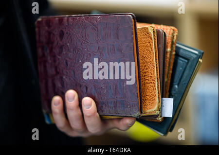 Oldenburg, Deutschland. 11 Apr, 2019. Stefan Walter, wissenschaftlicher Mitarbeiter am Institut für Pädagogik an der Carl-von-Ossietzky-Universität Oldenburg, hält ein paar Poesie Alben in seinen Händen. Walter hat recherchiert und seine Dissertation über Poesie Alben geschrieben. Credit: mohssen Assanimoghaddam/dpa/Alamy leben Nachrichten Stockfoto