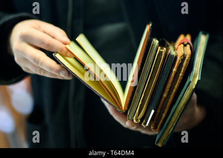 Oldenburg, Deutschland. 11 Apr, 2019. Stefan Walter, wissenschaftlicher Mitarbeiter am Institut für Pädagogik an der Carl-von-Ossietzky-Universität Oldenburg, hält ein paar Poesie Alben in seinen Händen. Walter hat recherchiert und seine Dissertation über Poesie Alben geschrieben. Credit: mohssen Assanimoghaddam/dpa/Alamy leben Nachrichten Stockfoto