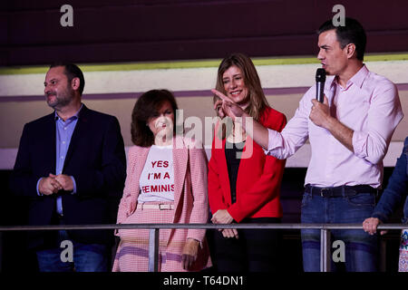 Der spanische Premierminister und der Sozialistischen Partei (PSOE) Kandidat für das Amt des Premierministers Pedro Sanchez (R) eine Rede liefert neben seiner Frau Begona Gomez und andere PSOE Führer Jose Luis Abalos (1 L) und Carmen Calvo (2 L) während einer Wahlkampagne nacht Kundgebung in Madrid nach Spanien allgemeine Wahlen statt. - Der spanischen sozialistischen Ministerpräsidenten gewann snap Parlamentswahlen am Sonntag, aber ohne die erforderliche Mehrheit in einer zersplitterten politischen Landschaft, die von der rechtsextremen in ihrer dramatischen Ausbruch im Parlament zu regieren. Stockfoto