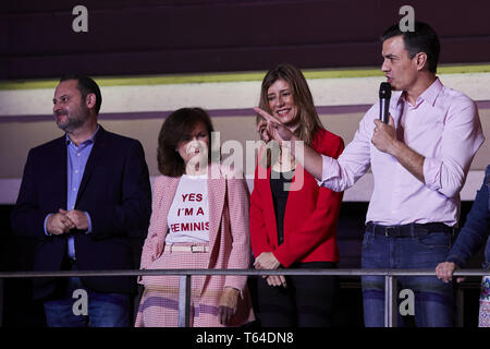 Madrid, Spanien. 28 Apr, 2019. Der spanische Premierminister und der Sozialistischen Partei (PSOE) Kandidat für das Amt des Premierministers Pedro Sanchez (R) eine Rede liefert neben seiner Frau Begona Gomez und andere PSOE Führer Jose Luis Abalos (1 L) und Carmen Calvo (2 L) während einer Wahlkampagne nacht Kundgebung in Madrid nach Spanien allgemeine Wahlen statt. - Der spanischen sozialistischen Ministerpräsidenten gewann snap Parlamentswahlen am Sonntag, aber ohne die erforderliche Mehrheit in einer zersplitterten politischen Landschaft, die von der rechtsextremen in ihrer dramatischen Ausbruch im Parlament zu regieren. Credit: LEGAN S. Mace/SOPA Images/ZUMA Draht/Alamy leben Nachrichten Stockfoto