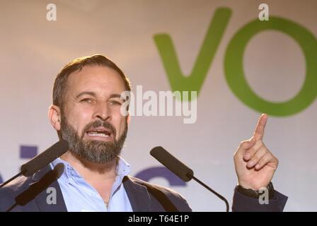 Madrid, Spanien. 28 Apr, 2019. ; 28/04/2019. Allgemeine Wahl Spanien April 28 (28 A) der rechtsextremen Partei Vox und seinen Kandidaten Santiago Abascal geben mit 24 Plätzen das spanische Parlament zum ersten Mal. Tehey feiern es in Margaret Thatcher Platz in Madrid Foto: Juan Carlos Rojas/Picture Alliance. | Verwendung der weltweiten Kredit: dpa Picture alliance/Alamy leben Nachrichten Stockfoto