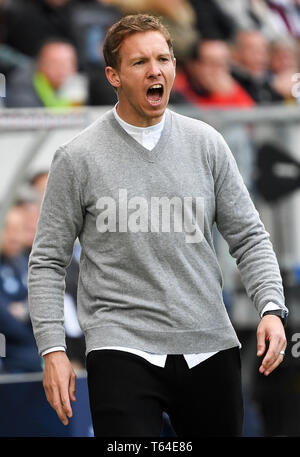 Hoffenheim, Deutschland. 28 Apr, 2019. Julian Nagelsmann, Trainer von 1899 Hoffenheim, reagiert, während dem Bundesligaspiel zwischen dem VfL Wolfsburg und der TSG 1899 Hoffenheim in Hoffenheim, Deutschland, 28. April 2019. Wolfsburg gewann 4-1. Credit: Ulrich Hufnagel/Xinhua/Alamy leben Nachrichten Stockfoto