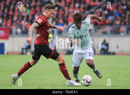 Nürnberg, Deutschland. 28 Apr, 2019. Bayern München Kingsley Coman (R) Mias mit der Nürnberger Robert Bauer während eines Deutschen Bundesligaspiel zwischen dem 1.FC Nürnberg und dem FC Bayern München in Nürnberg, Deutschland, am 28. April 2019. Das Spiel endete 1-1. Credit: Philippe Ruiz/Xinhua/Alamy leben Nachrichten Stockfoto