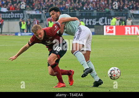 Nürnberg, Deutschland. 28 Apr, 2019. Bayern München Serge Gnabry (R) Mias mit der Nürnberger Hanno Behrens während eines Deutschen Bundesligaspiel zwischen dem 1.FC Nürnberg und dem FC Bayern München in Nürnberg, Deutschland, am 28. April 2019. Das Spiel endete 1-1. Credit: Philippe Ruiz/Xinhua/Alamy leben Nachrichten Stockfoto