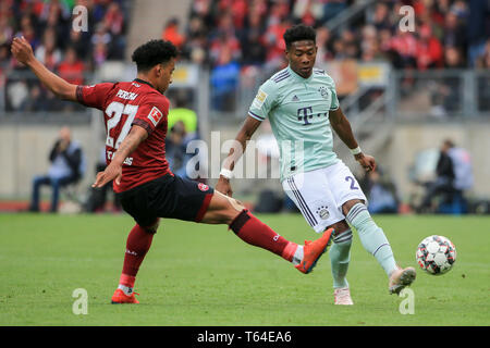 Nürnberg, Deutschland. 28 Apr, 2019. Bayern München David Alaba (R) Mias mit der Nürnberger Matheus Pereira während eines Deutschen Bundesligaspiel zwischen dem 1.FC Nürnberg und dem FC Bayern München in Nürnberg, Deutschland, am 28. April 2019. Das Spiel endete 1-1. Credit: Philippe Ruiz/Xinhua/Alamy leben Nachrichten Stockfoto