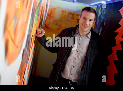 Berlin, Deutschland. 10 Apr, 2019. Geschäftsführer Quirin Graf Adelmann in der Ausstellung "90er Jahre Berlin' in der Alten Münze. (Dpa Skateboards, Bauchfrei, Nirvana - Die 90er sind zurück) Credit: Britta Pedersen/dpa-Zentralbild/dpa/Alamy leben Nachrichten Stockfoto