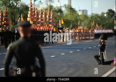 Peking, Thailand. 28 Apr, 2019. Soldaten der Thai Royal Guard nehmen Sie teil an einer Probe der bevorstehenden königlichen Krönungszeremonien in Bangkok, Thailand, 28. April 2019. Credit: Rachen Sageamsak/Xinhua/Alamy leben Nachrichten Stockfoto