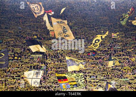 Dortmund, Deutschland. 27 Apr, 2019. Dortmund Suedtribuene mit den Fans, Schals und Fahnen, Jubel, Jubeln, Jubeln, Freude, Jubel, Feiern, Ventilator, Ventilatoren, Zuschauer, Fans, Anhänger, Fußball 1. Fussballbundesliga, 31. Spieltag, Borussia Dortmund (DO) - FC Schalke 04 (GE) 2:4, am 27.04.2019 in Dortmund/Deutschland. € | Nutzung der weltweiten Kredit: dpa/Alamy leben Nachrichten Stockfoto