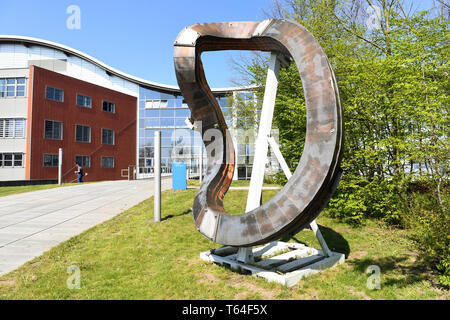 Greifswald, Deutschland. 26 Apr, 2019. Eine Spule steht vor dem Haupteingang des Max-Planck-Institut für Plasmaphysik in Greifswald. Das Institut mit den fusionsreaktor "Wendelstein 7-X' konzentriert sich auf die Kernfusion als Möglichkeit der Energiegewinnung. Quelle: Stefan Sauer/dpa-Zentralbild/ZB/dpa/Alamy leben Nachrichten Stockfoto