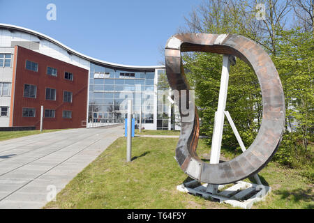 Greifswald, Deutschland. 26 Apr, 2019. Eine Spule steht vor dem Haupteingang des Max-Planck-Institut für Plasmaphysik in Greifswald. Das Institut mit den fusionsreaktor "Wendelstein 7-X' konzentriert sich auf die Kernfusion als Möglichkeit der Energiegewinnung. Quelle: Stefan Sauer/dpa-Zentralbild/ZB/dpa/Alamy leben Nachrichten Stockfoto